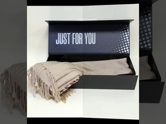 El anuncio publicitario plano negro de la cartulina encajona la hoja de plata de encargo que sella la superficie