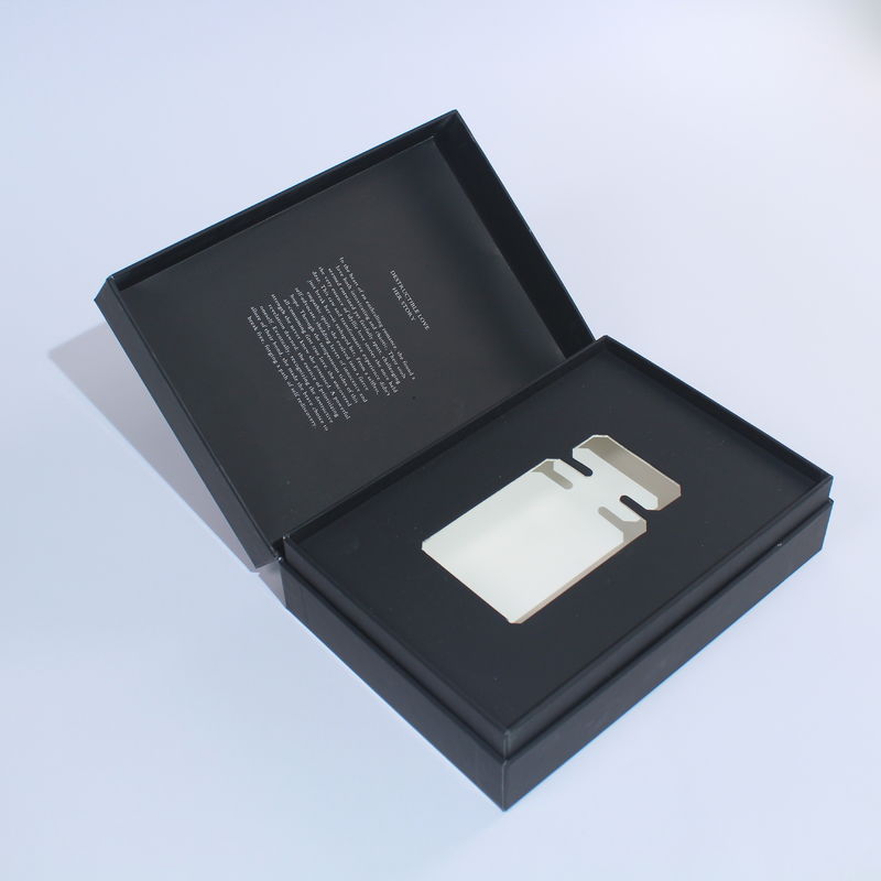 Diseño de embalaje de cajas de perfumes en blanco y negro con cierre magnético para pequeñas empresas