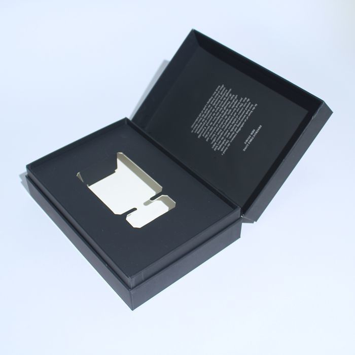 Caja de regalo de perfume blanco y negro Cajas de embalaje pequeñas adecuadas para el cuidado de la piel con logotipo personalizado