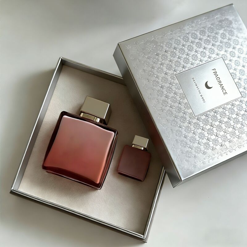 Caja de regalo de perfume con logotipo personalizado y estampado de lámina plateada en cartón certificado FSC de 350 g/m² para embalaje de fragancias de lujo
