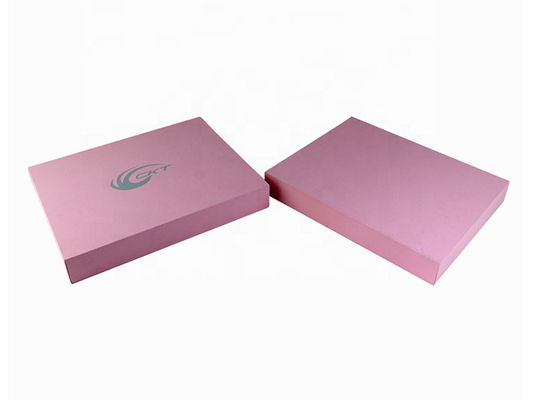 Caja de regalo rosa con superficie de terciopelo ideal para equipos de belleza